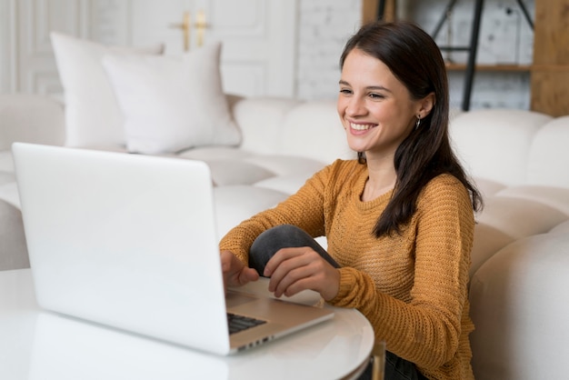 Foto gratuita mujer joven, utilizar, un, computador portatil