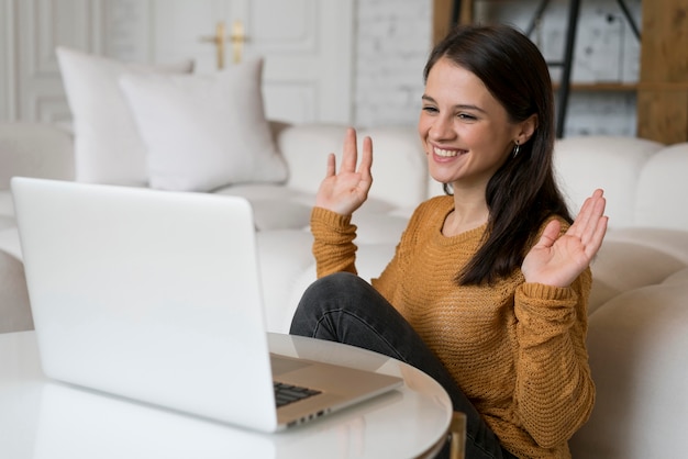 Foto gratuita mujer joven, utilizar, un, computador portatil