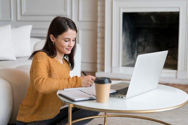 Mujer joven, utilizar, un, computador portatil