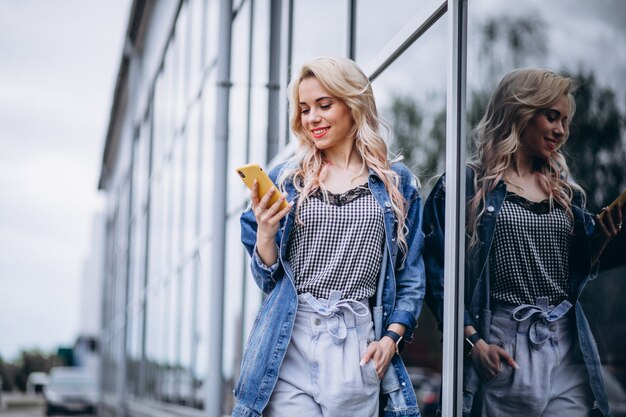 Mujer joven, utilizar, teléfono, exterior