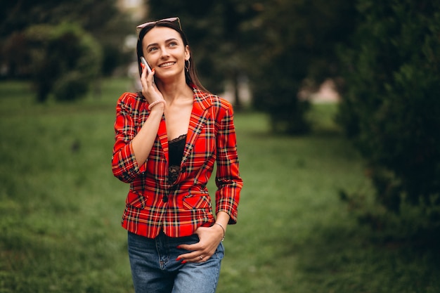 Mujer joven, utilizar, teléfono