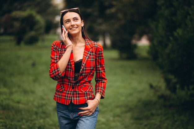 Mujer joven, utilizar, teléfono