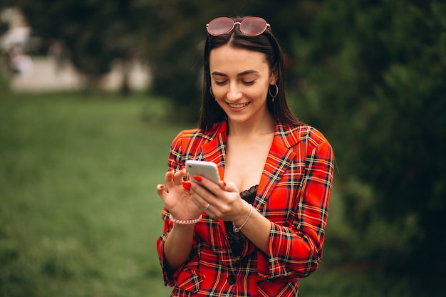 Mujer joven, utilizar, teléfono