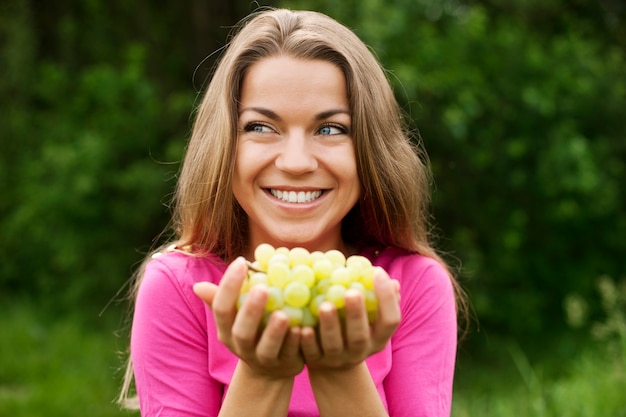 Mujer joven, con, uvas