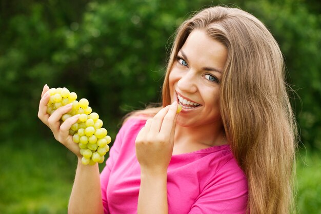 Mujer joven, con, uvas