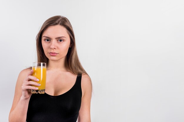 Mujer joven con vaso de jugo