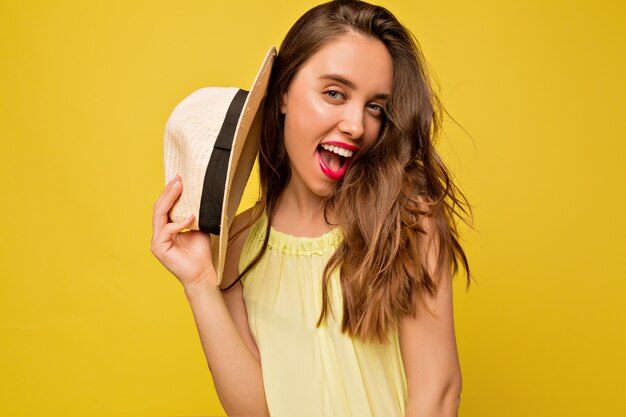 Mujer joven, en, vestido amarillo, con, sombrero