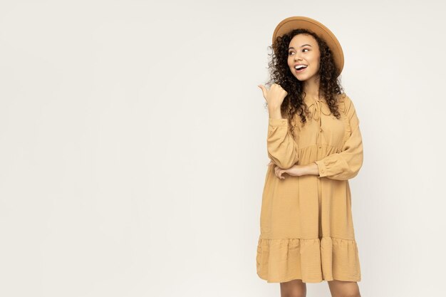 mujer joven, en, vestido, blanco, plano de fondo