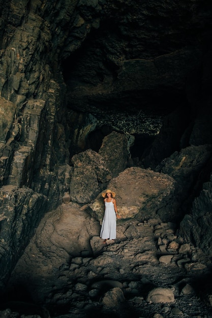 mujer joven, en, vestido, en, cueva