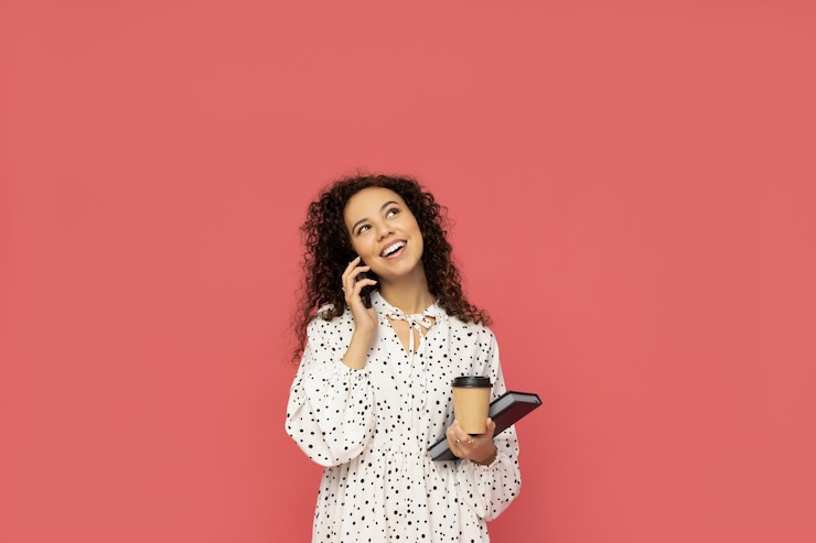 Foto gratuito mujer joven, en, vestido, en, fondo rosa