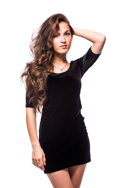 Mujer joven con un vestido negro aislado sobre fondo blanco.