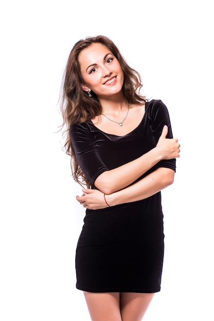 Mujer joven con un vestido negro aislado sobre fondo blanco.