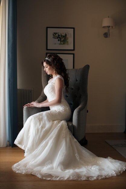 mujer joven en vestido de novia interior