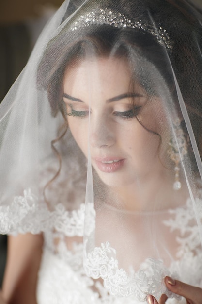 mujer joven en vestido de novia interior