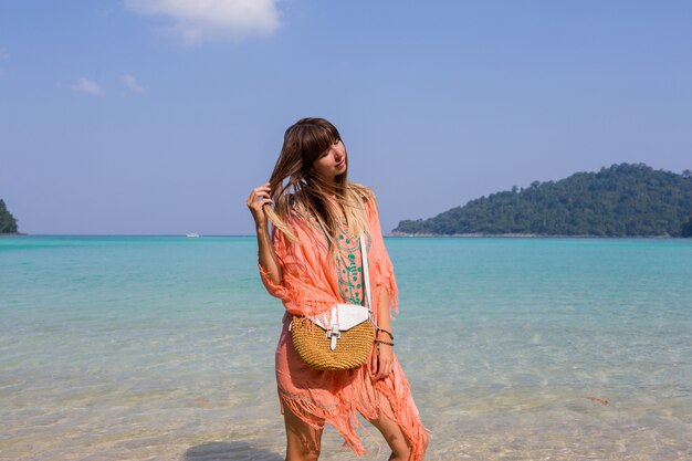 Mujer joven en vestido de playa de moda boho