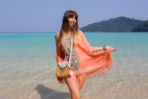 Mujer joven en vestido de playa de moda boho