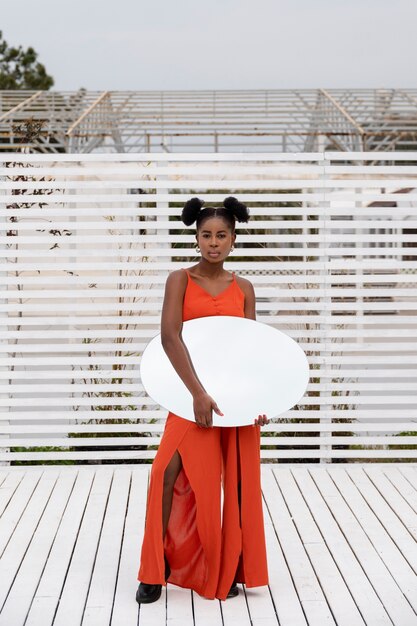 mujer joven, con, vestido rojo, posar, aire libre, con, espejo