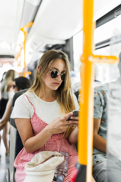 Mujer joven viajando en autobús