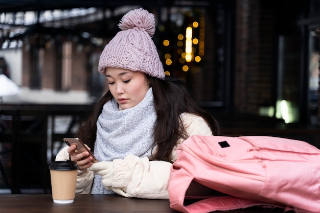 Foto gratuita mujer joven viajando por la ciudad