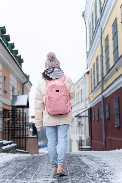 Mujer joven viajando por la ciudad