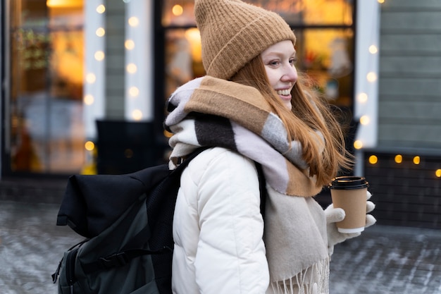 Foto gratuita mujer joven viajando por la ciudad