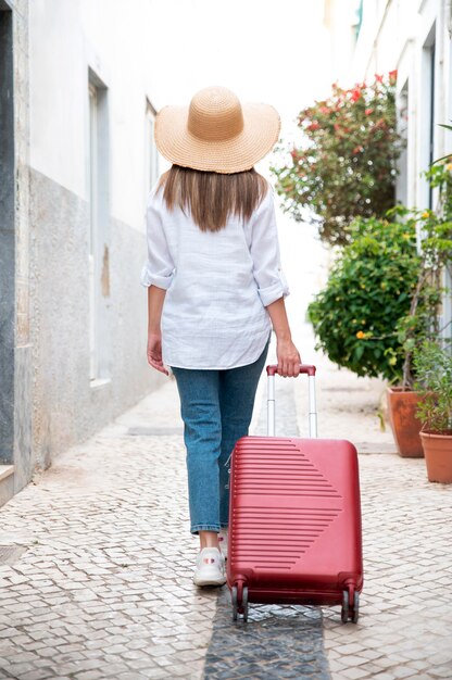 Mujer joven viajando sin covid en la ciudad