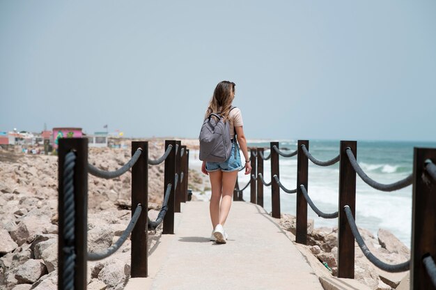 Mujer joven viajando sin covid por el mar