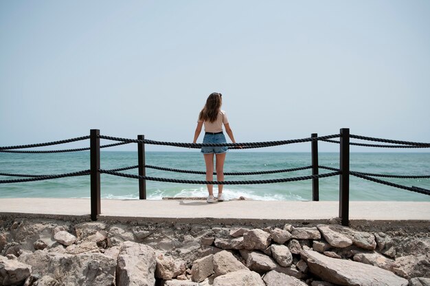 Mujer joven viajando sin covid por el mar