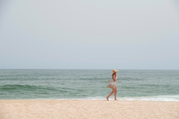 Foto gratuita mujer joven viajando sin covid por el mar