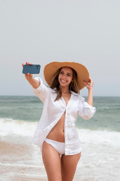 Foto gratuita mujer joven viajando sin covid por el mar