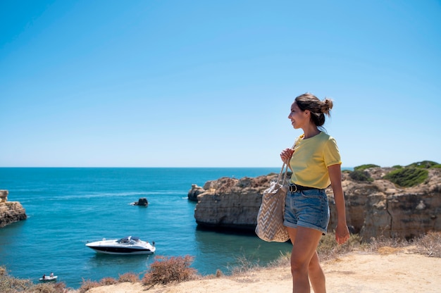 Mujer joven viajando sin covid por el mar