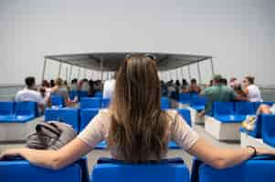 Foto gratuita mujer joven viajando sin covid