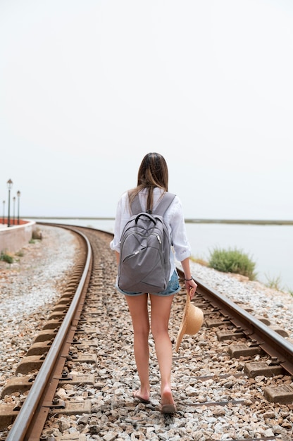 Foto gratuita mujer joven viajando sin covid