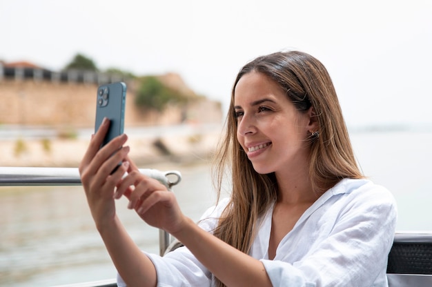 Foto gratuita mujer joven viajando sin covid