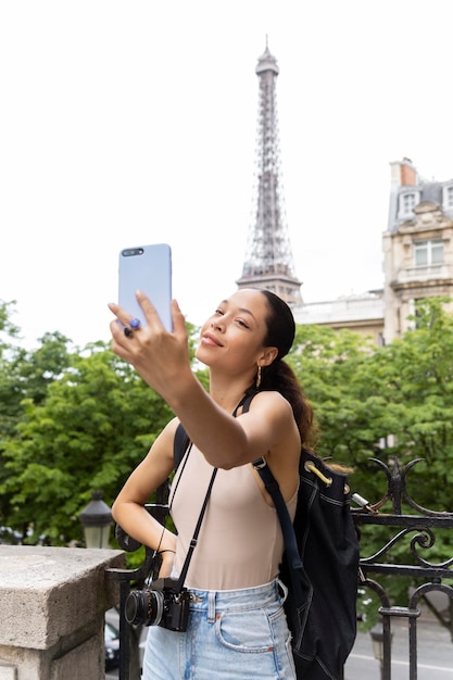Mujer joven viajando y divirtiéndose en París