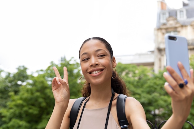 Mujer joven viajando y divirtiéndose en París