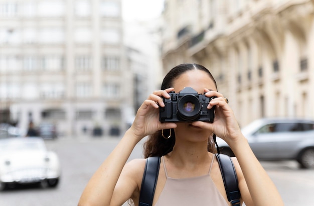 Mujer joven viajando y divirtiéndose en París