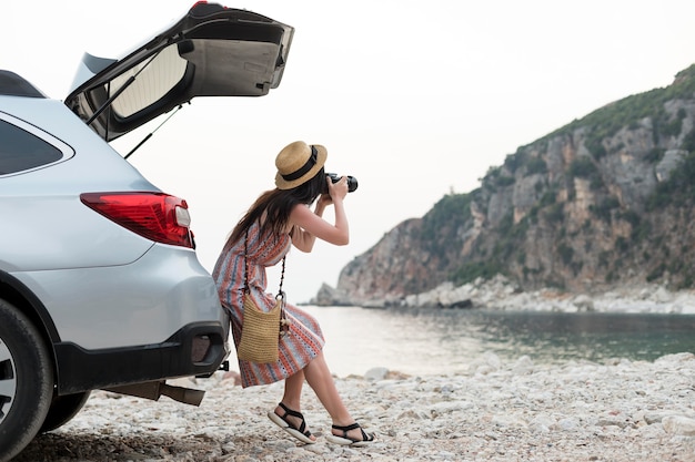 Foto gratuita mujer joven viajando sola en montenegro