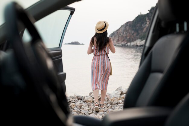 Mujer joven viajando sola en montenegro