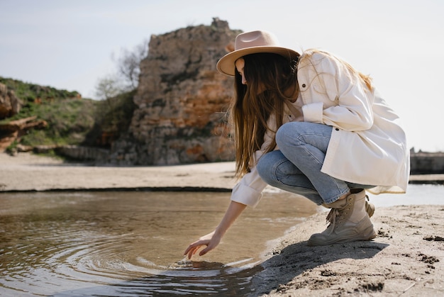 Foto gratuita mujer joven viajando sola