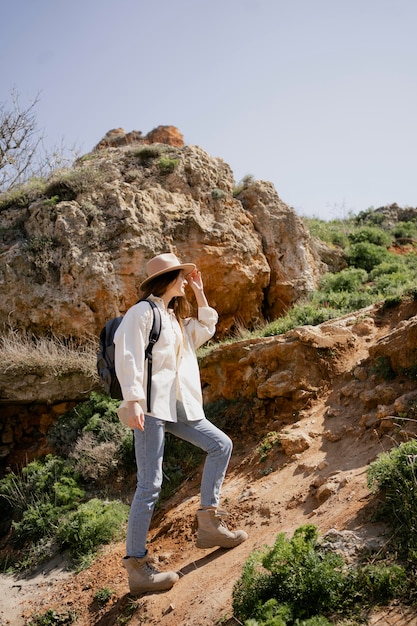 Mujer joven viajando sola