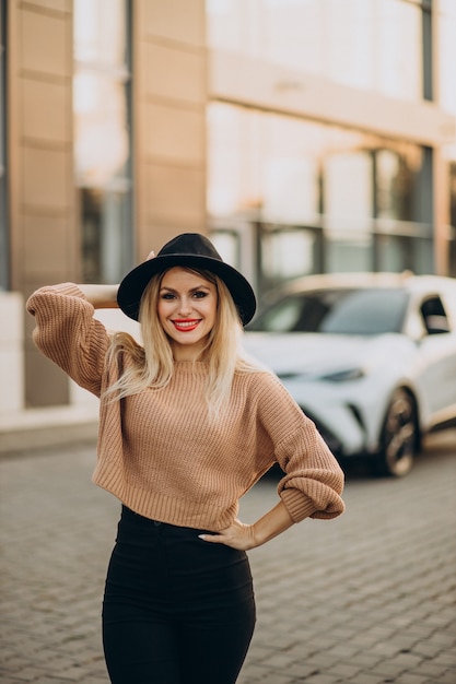 Mujer joven, viajar, en coche