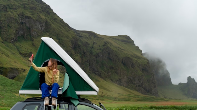 mujer joven, viajar, en, lado del país