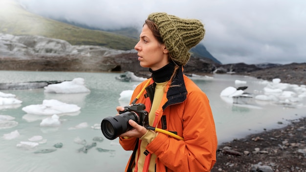 Foto gratuita mujer joven, viajar, en, lado del país