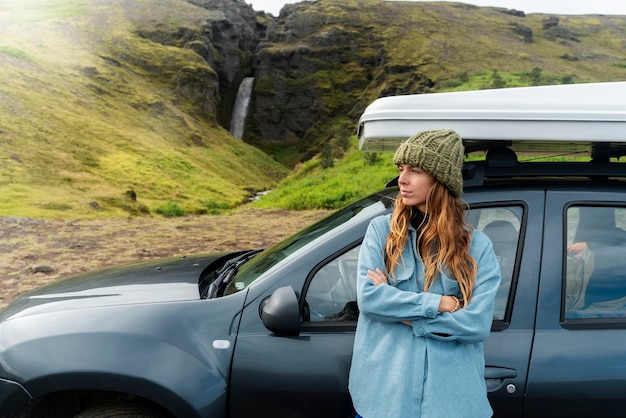 mujer joven, viajar, en, lado del país