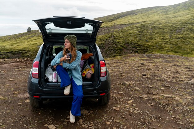 mujer joven, viajar, en, lado del país