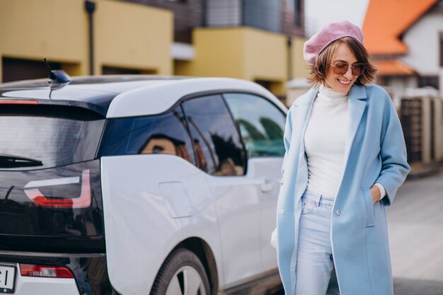 Mujer joven, viaje, en, coche eléctrico