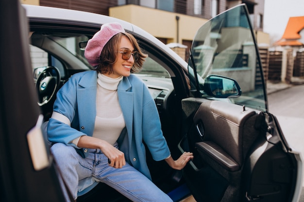 Mujer joven, viaje, en, coche eléctrico