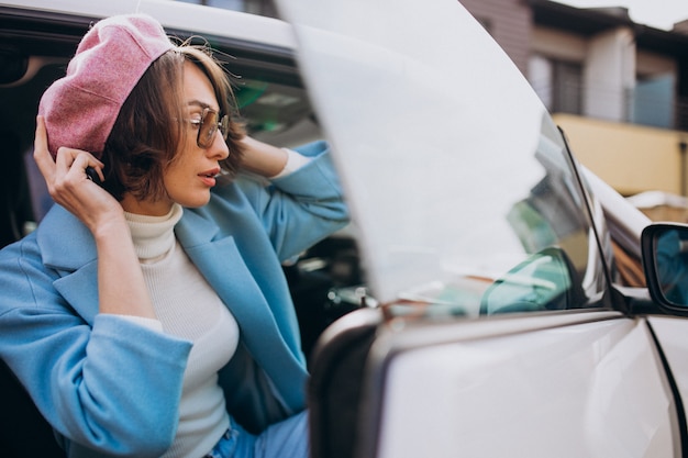 Mujer joven, viaje, en, coche eléctrico