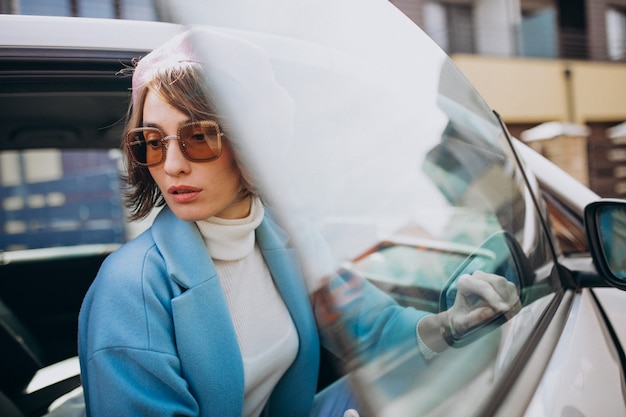 Mujer joven, viaje, en, coche eléctrico